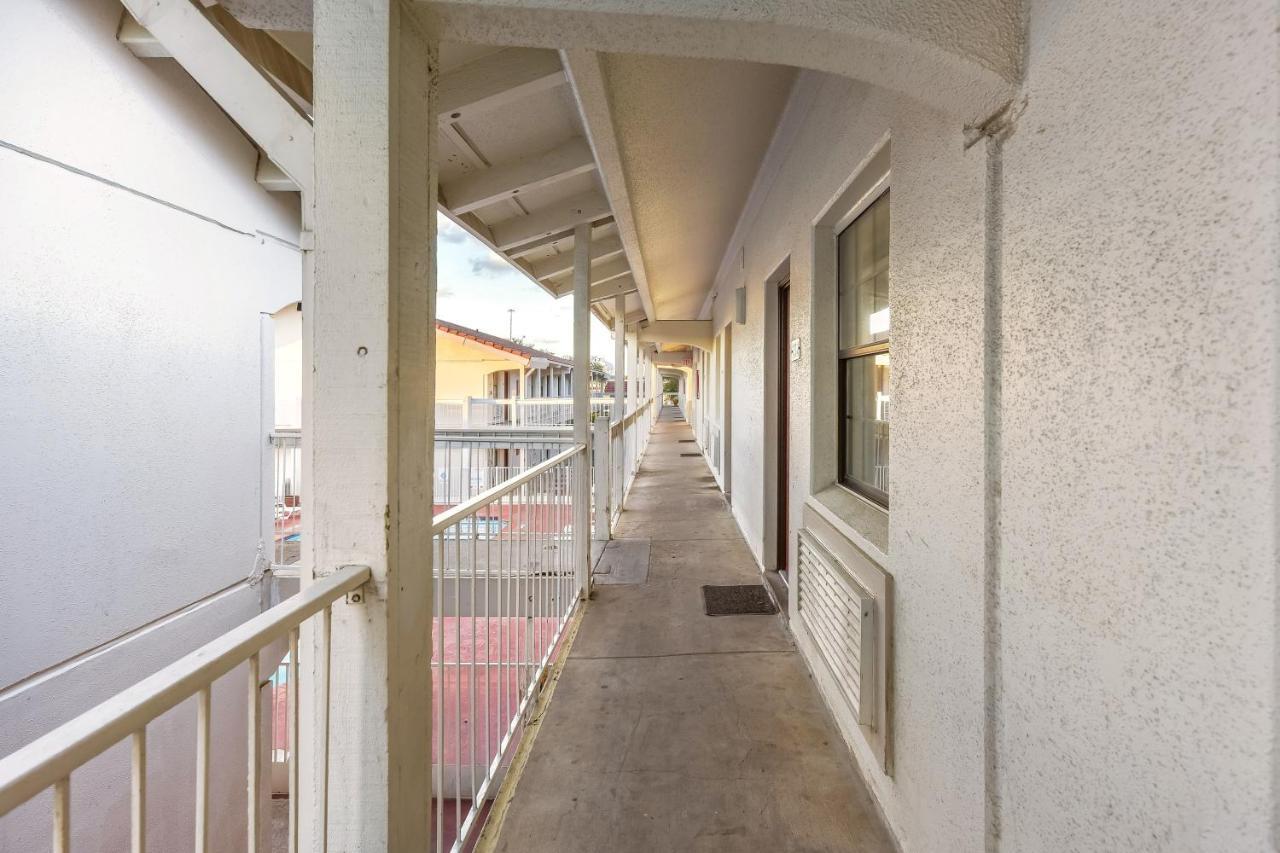 Red Roof Inn Plano Bagian luar foto