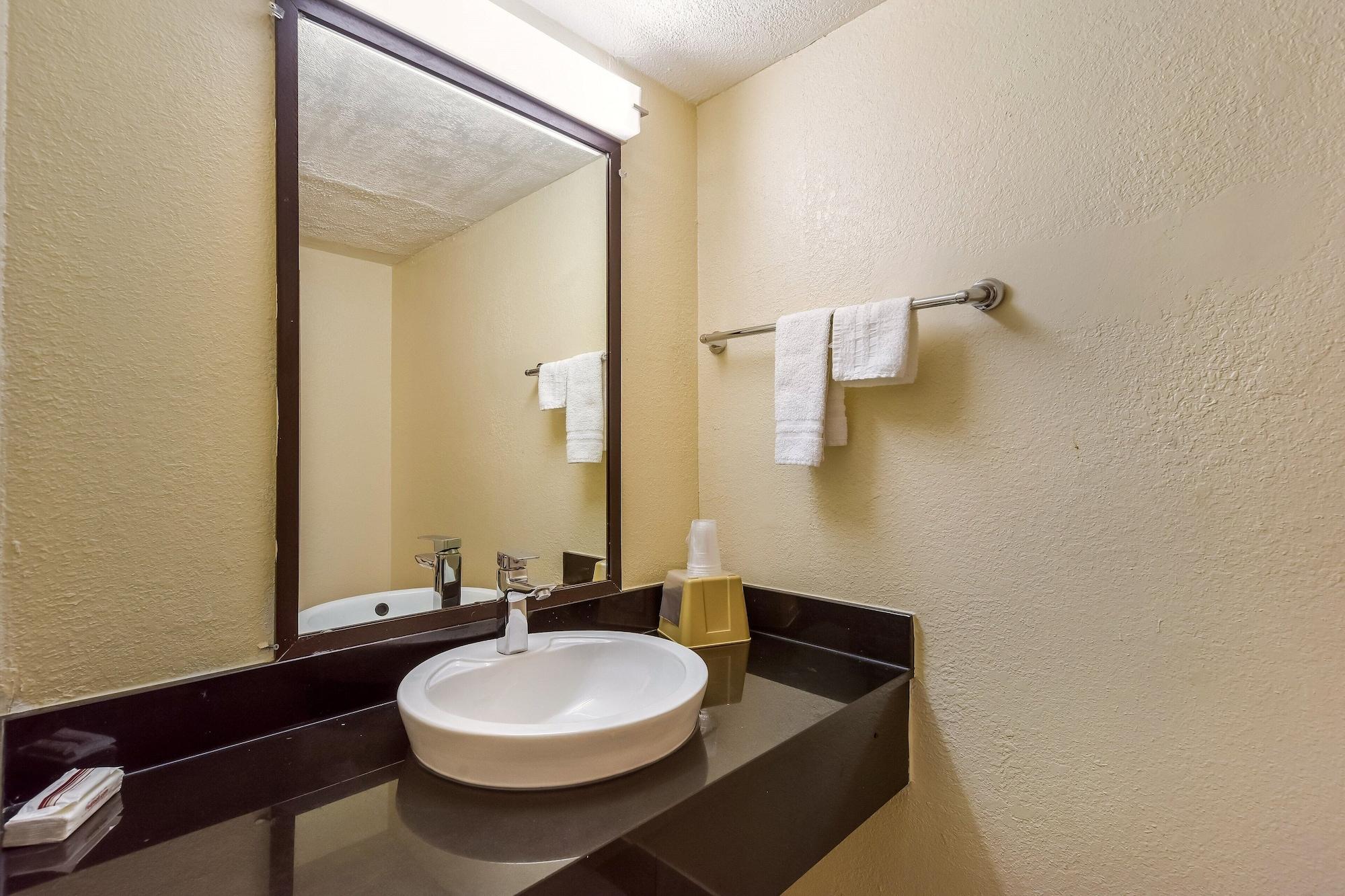 Red Roof Inn Plano Bagian luar foto