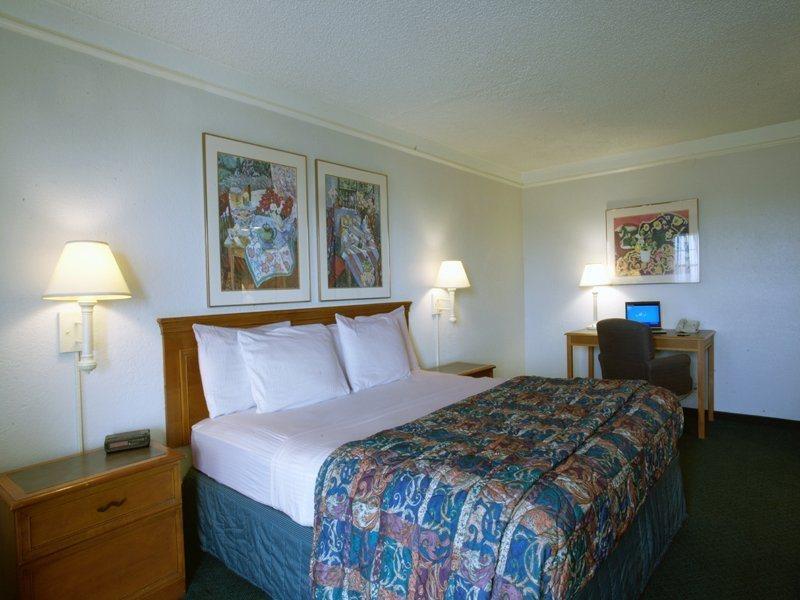 Red Roof Inn Plano Bagian luar foto