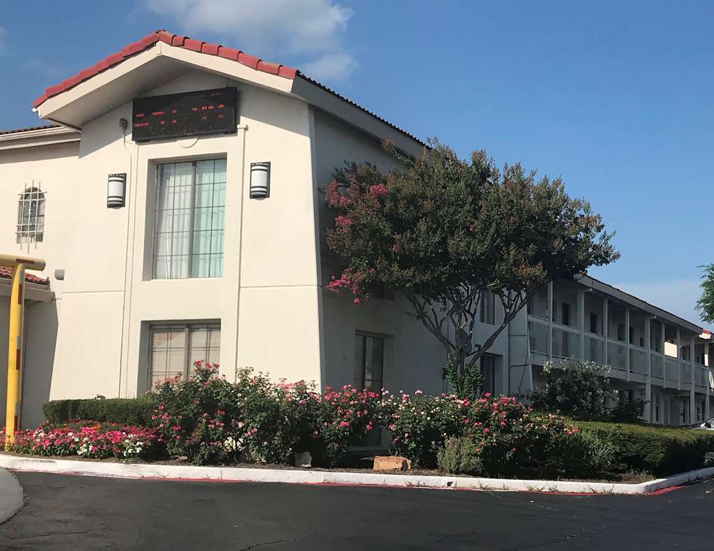 Red Roof Inn Plano Bagian luar foto